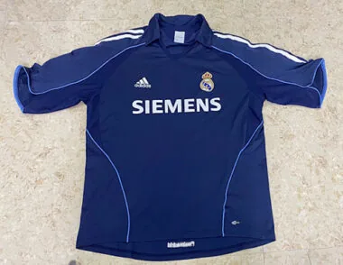 Camisetas de fútbol retro del Real Madrid para partidos fuera de casa de la temporada 2005/06