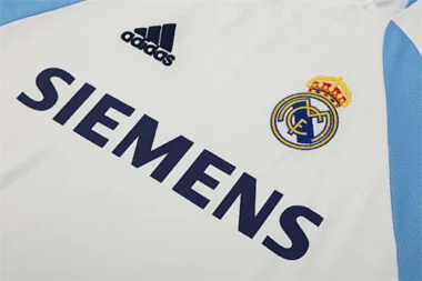 Imagem 2 do álbum 05-06 Real Madrid Retro Soccer Jerseys