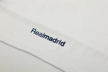 Imagem 9 do álbum 05-06 Real Madrid Retro Soccer Jerseys