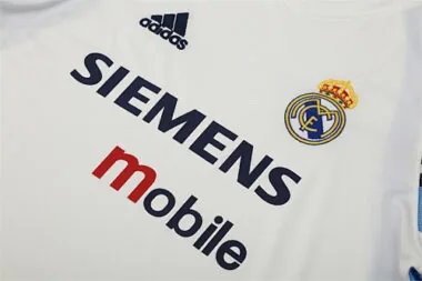 Imagem 2 do álbum 03-04 Real Madrid Retro Soccer Jerseys