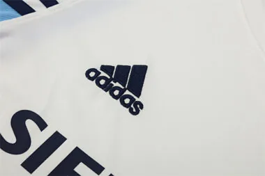 Imagem 3 do álbum 03-04 Real Madrid Retro Soccer Jerseys