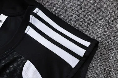 Immagine 4 dell’album 26-27 Real Madrid Training Soccer Vest
