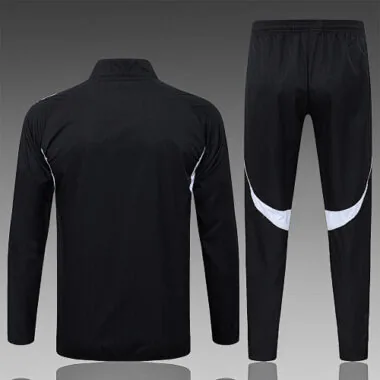 Imagen 2 del álbum Chaquetas cortavientos del Real Madrid 26-27