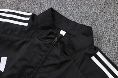 Imagen 4 del álbum Chaquetas cortavientos del Real Madrid 26-27