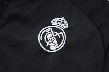 Imagen 5 del álbum Chaquetas cortavientos del Real Madrid 26-27