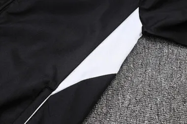 Imagen 9 del álbum Chaquetas cortavientos del Real Madrid 26-27