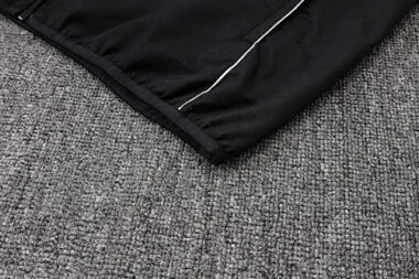 Imagen 11 del álbum Chaquetas cortavientos del Real Madrid 26-27