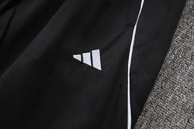 Imagen 16 del álbum Chaquetas cortavientos del Real Madrid 26-27