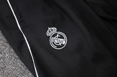 Imagen 17 del álbum Chaquetas cortavientos del Real Madrid 26-27