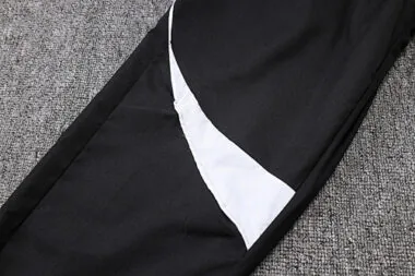 Imagen 20 del álbum Chaquetas cortavientos del Real Madrid 26-27