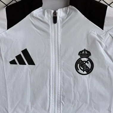 Immagine 5 dell’album 25-26 Giacche a vento del Real Madrid