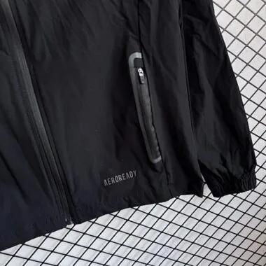 Imagen 3 del álbum Chaquetas cortavientos del Real Madrid 25-26