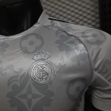 Imagem 2 do álbum Camisolas de futebol do Real Madrid, Versão Especial de Jogador, n.º 25-26