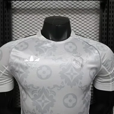 Imagem 10 do álbum Camisolas de futebol do Real Madrid, Versão Especial de Jogador, n.º 25-26