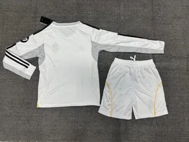 Imagem 2 do álbum Camisolas de futebol infantis do Real Madrid para jogos em casa, n.ºs 25-26