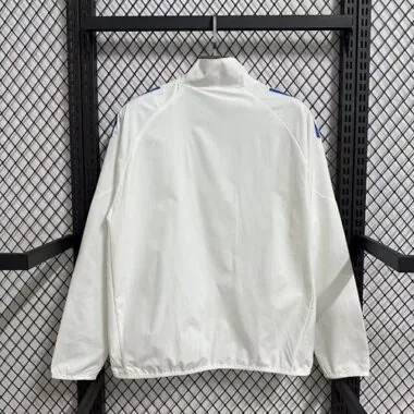 Image 2 de l’album Vestes coupe-vent du Real Madrid 25-26