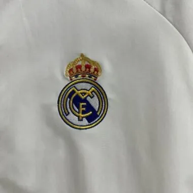 Imagem 4 do álbum Casacos-cortavento do Real Madrid 25-26