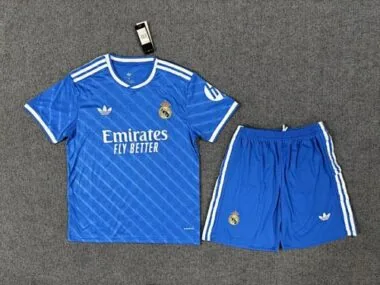 Camisetas de fútbol del Real Madrid (tercera equipación), números 25 y 26