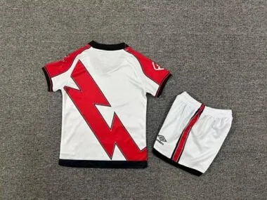 Image 2 de l’album Maillots de football pour enfants Rayo Vallecano (domicile) n° 25-26