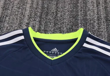 Image 3 de l’album 10-11 Real Madrid Away Kids Soccer Jerseys