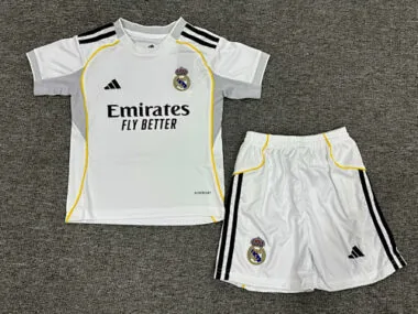 Camisetas de fútbol infantiles del Real Madrid para los partidos en casa, números 25 y 26