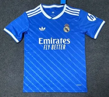Camisetas de fútbol del Real Madrid (tercera equipación), números 25 y 26