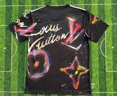 Image 2 de l’album Maillots de football spéciaux du Real Madrid n° 25-26