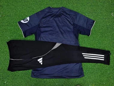 Immagine 2 dell’album 25-26 Real Madrid: maglia da trasferta a maniche corte + pantaloncini