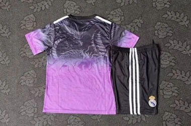 Imagen 2 del álbum Camisetas de fútbol infantiles especiales del Real Madrid 25-26