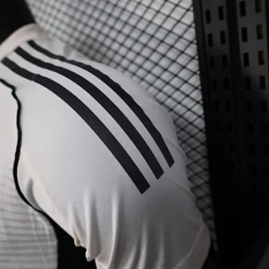 Imagem 4 do álbum Camisolas de futebol do Real Madrid, Versão Especial de Jogador, n.º 25-26
