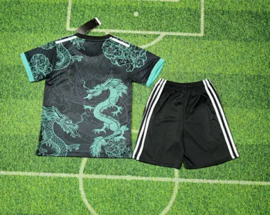 Image 2 de l’album Maillots de football pour enfants « Real Madrid Special » n° 25-26