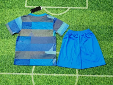 Image 2 de l’album Maillots de football pour enfants du Real Madrid n° 25-26