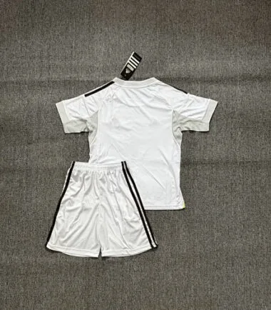 Immagine 2 dell’album Maglie da calcio per bambini del Real Madrid (25-26)