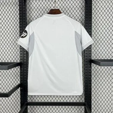 Immagine 2 dell’album Maglie da calcio del Real Madrid (25-26) - Modello da casa