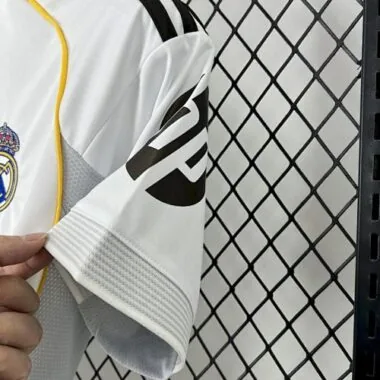 Immagine 3 dell’album Maglie da calcio del Real Madrid (25-26) - Modello da casa