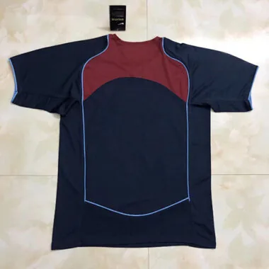 Image 2 de l’album Maillots de football rétro de l’Atlético de Madrid (à l’extérieur) 2004-2005
