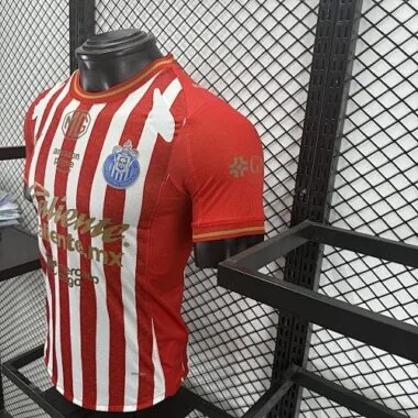 26–27 Chivas-Heimtrikots für Spieler Albumbild 8