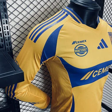 Image 2 de l’album Maillots de football à manches longues Tigres 24-25 (à domicile)