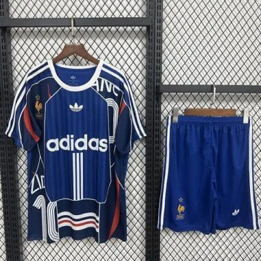 26–27 Frankreich Trainings-Fußballanzug