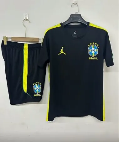 26–27 Brasilien Trainings-Fußballanzug
