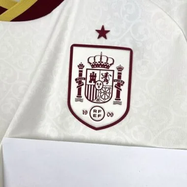 Imagen 4 del álbum Camisetas de fútbol de la selección de España para los partidos fuera de casa del 26 y 27