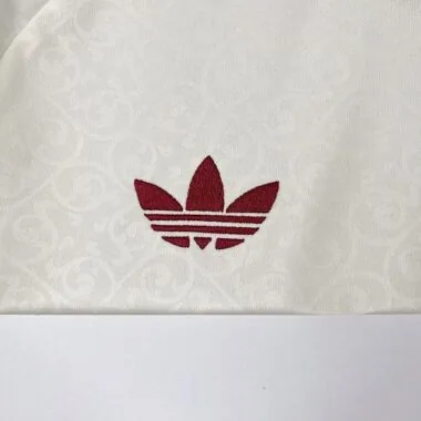 Imagen 5 del álbum Camisetas de fútbol de la selección de España para los partidos fuera de casa del 26 y 27