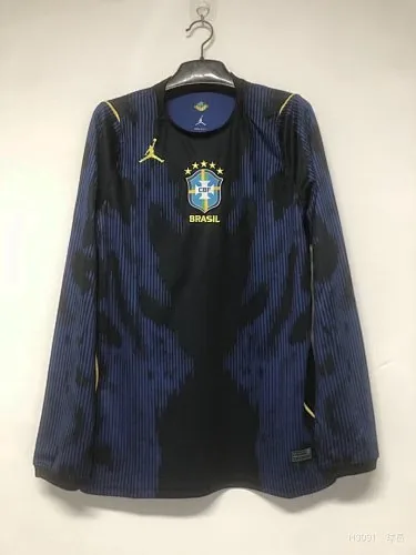 26–27 Auswärtstrikots der brasilianischen Fußballnationalmannschaft