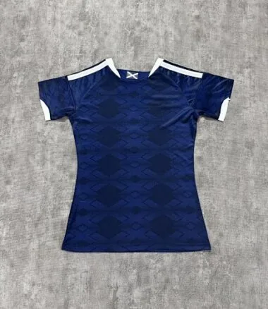 Imagen 2 del álbum Camisetas de fútbol femenino de Escocia para partidos en casa, números 26 y 27