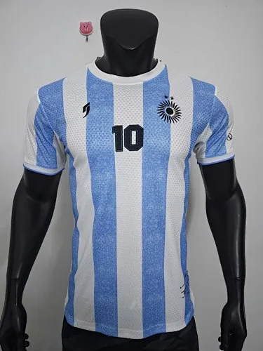 Fußballtrikots der argentinischen Nationalmannschaft, Spielerausführung, 26–27