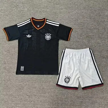 26–27 Kinder-Fußballtrikots aus Deutschland
