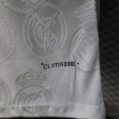 Imagen 2 del álbum Camisetas de fútbol del Real Madrid, versión especial de jugador, 26-27