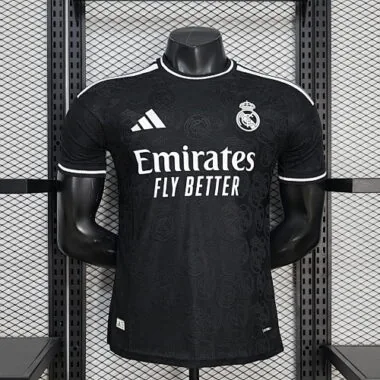 26–27 Real Madrid – Fußballtrikots in der „Special Player“-Version