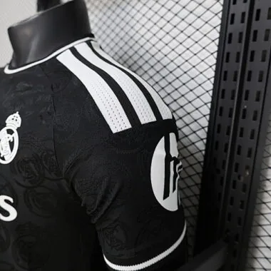Imagen 2 del álbum Camisetas de fútbol del Real Madrid, versión especial de jugador, 26-27