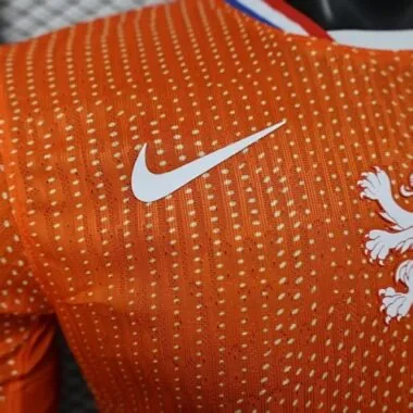 Immagine 2 dell’album Maglie da calcio della nazionale olandese 2025, versione per i giocatori di casa